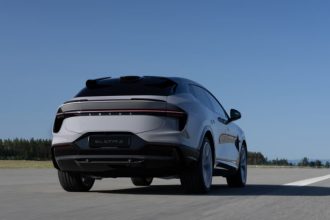 découvrez la lotus eletre x, une voiture électrique haute performance offrant 350 km d'autonomie, 952 chevaux et un sprint de 0 à 100 km/h en seulement 3,3 secondes pour une expérience de conduite exceptionnelle.