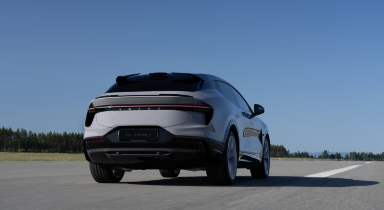 découvrez la lotus eletre x, une voiture électrique haute performance offrant 350 km d'autonomie, 952 chevaux et un sprint de 0 à 100 km/h en seulement 3,3 secondes pour une expérience de conduite exceptionnelle.