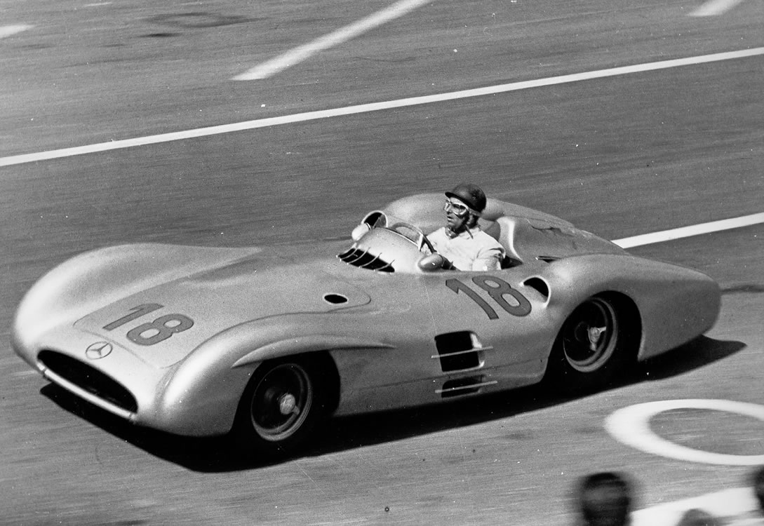Mercedes W 196 R (1954) : L'iconique Flèche d’Argent valorisée à 50 millions découvrez la mercedes w 196 r de 1954, une voiture de course emblématique aujourd'hui valorisée à 50 millions d'euros, symbole d'innovation et d'élégance automobile.