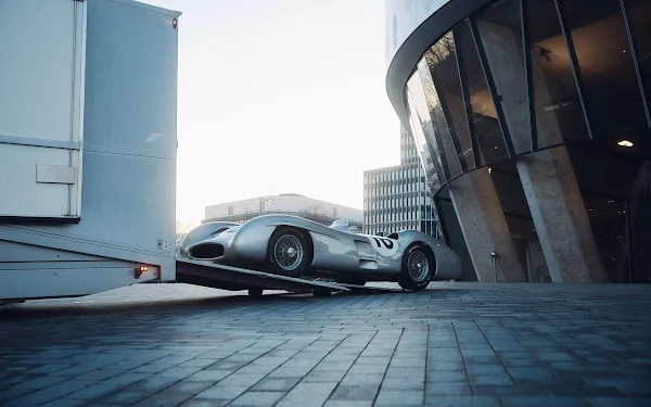 Mercedes W 196 R (1954) : L'iconique Flèche d’Argent valorisée à 50 millions découvrez la mercedes w 196 r de 1954, une voiture de collection exceptionnelle valorisée à 50 millions d'euros, symbole d'élégance et d'ingénierie automobile de légende.