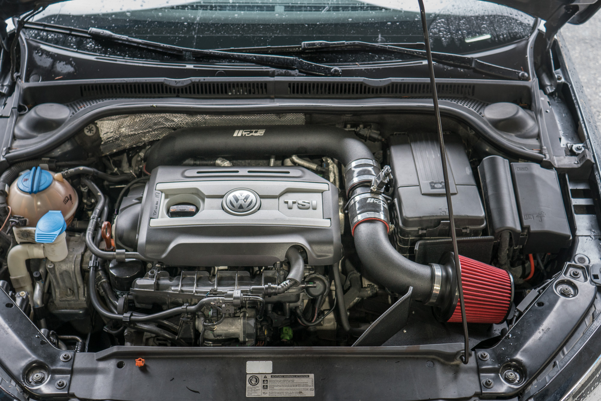 découvrez la puissance et la performance du moteur 2.0 tsi volkswagen en action collective, optimisé pour une conduite efficace et dynamique.