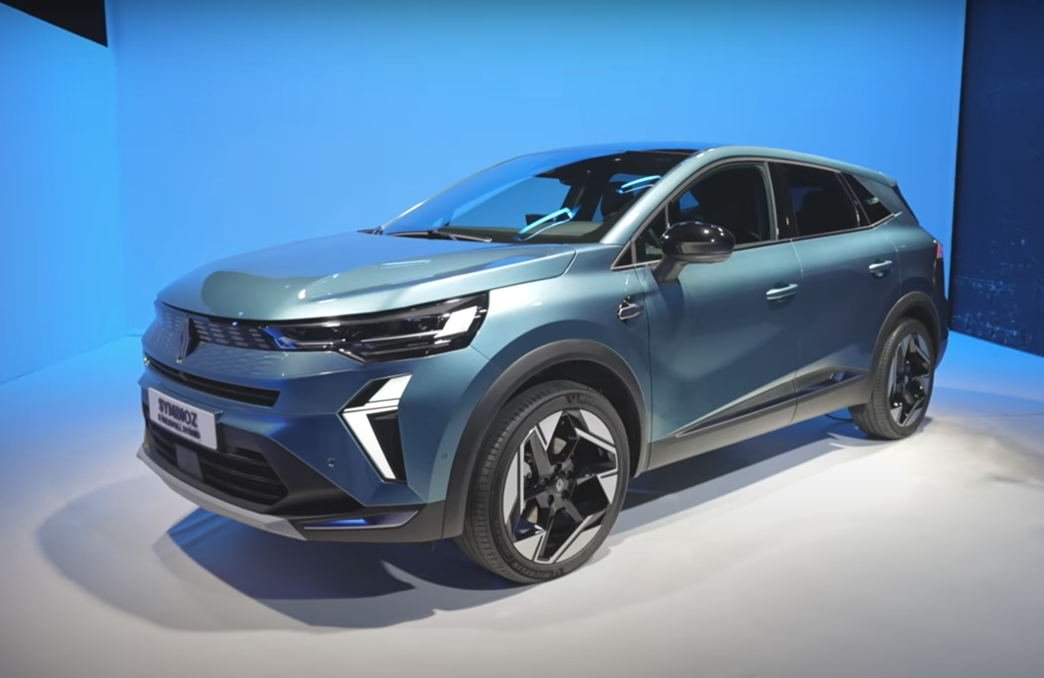 découvrez le nouveau suv hybride renault alliant élégance, performance et innovation technologique pour une conduite écologique et raffinée.
