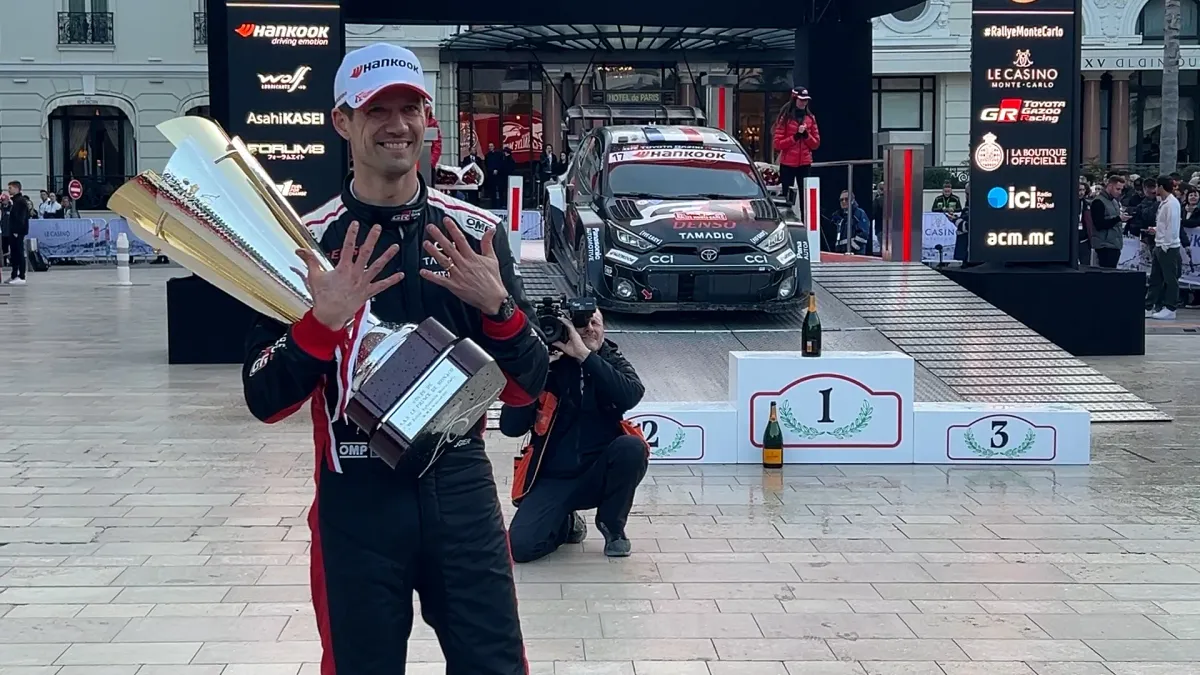 ogier relance la bataille pour la victoire en rallye, se positionnant juste derrière solberg et evans dans une course intense.