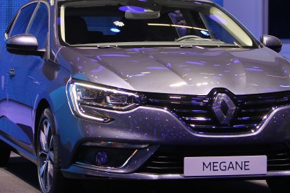 découvrez comment les publicités auto ciblent efficacement les jeunes conducteurs et les acheteurs seniors, en adaptant les messages et offres pour chaque génération.