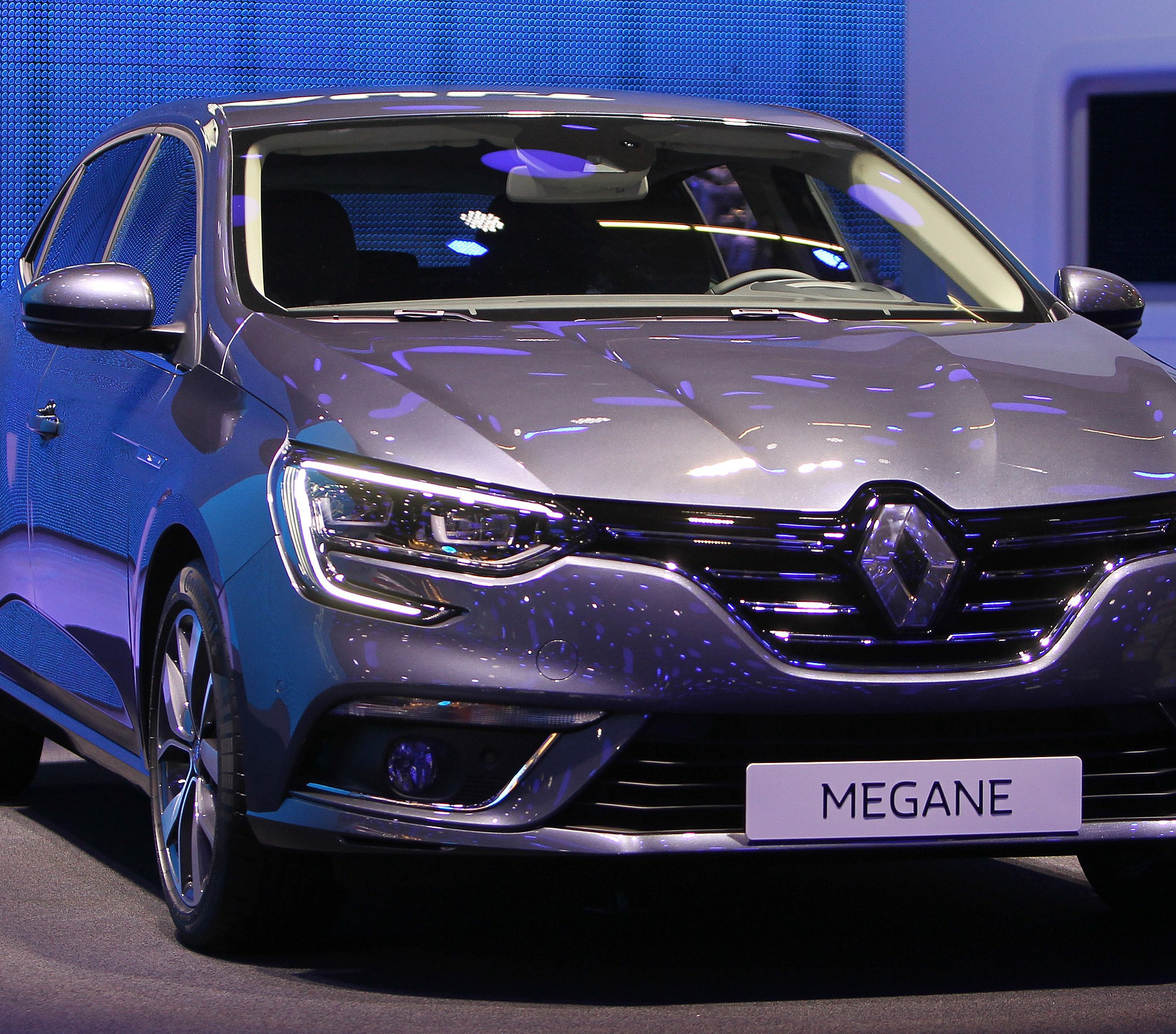 découvrez comment les publicités auto ciblent efficacement les jeunes conducteurs et les acheteurs seniors, en adaptant les messages et offres pour chaque génération.