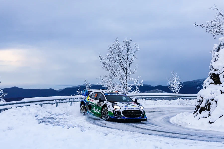 solberg s'impose avec brio au rallye de monte-carlo, dominant la compétition et offrant une performance spectaculaire.