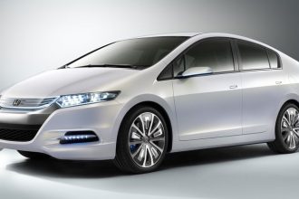 découvrez la fin d'une ère pour les voitures hybrides avec la toyota prius et la honda insight, deux modèles emblématiques qui marquent un tournant dans l'industrie automobile.