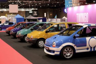 découvrez l'étonnante rencontre entre donald trump et la nouvelle renault twingo, un mélange surprenant d'actualité politique et automobile.