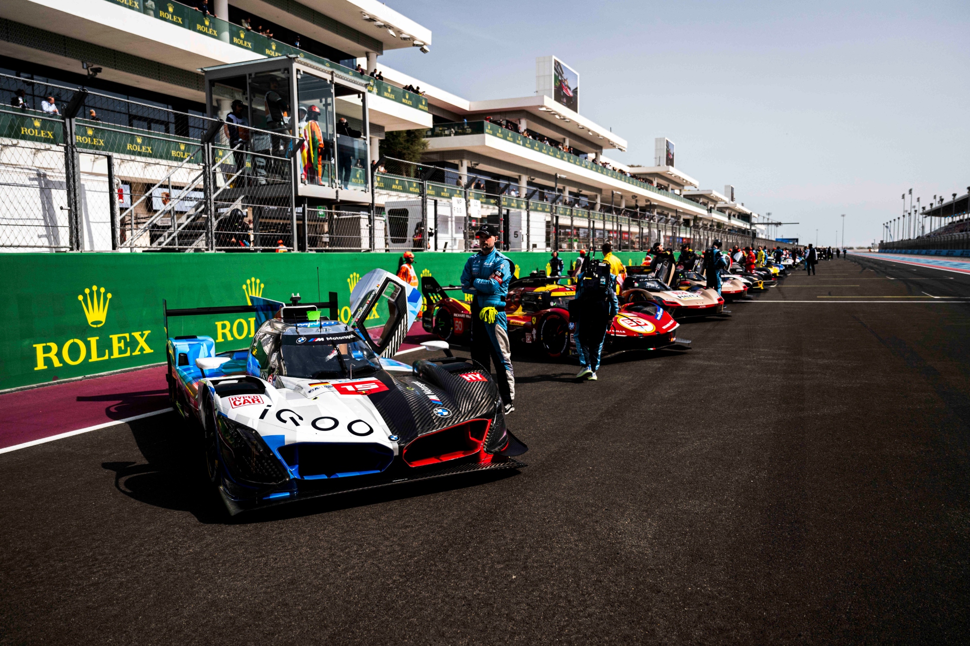 le wec reporte sa première épreuve prévue au moyen-orient, impactant le calendrier de la saison et les équipes participantes.