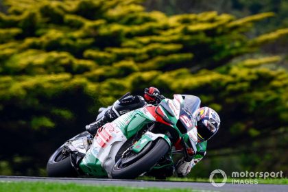 johann zarco recherche des détails techniques pour améliorer les performances de sa honda en compétition.