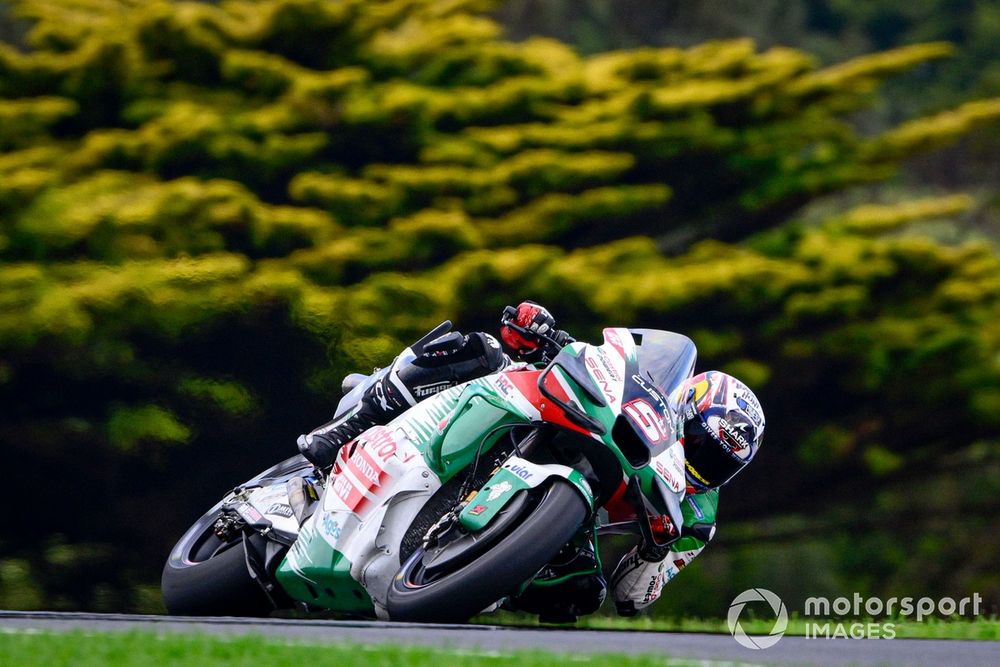 johann zarco recherche des détails techniques pour améliorer les performances de sa honda en compétition.