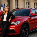 giorgia meloni arrive en france à bord de sa fière alfa romeo stelvio rouge pour une rencontre avec emmanuel macron, marquant un moment fort dans les relations franco-italiennes.