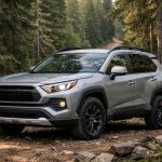 découvrez notre premier essai du nouveau toyota rav4, un suv qui reste fidèle à ses racines pour satisfaire ses fans avec performance et confort.