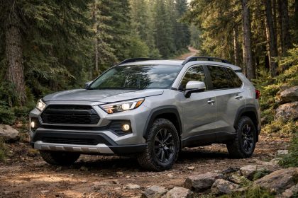 découvrez notre premier essai du nouveau toyota rav4, un suv qui reste fidèle à ses racines pour satisfaire ses fans avec performance et confort.
