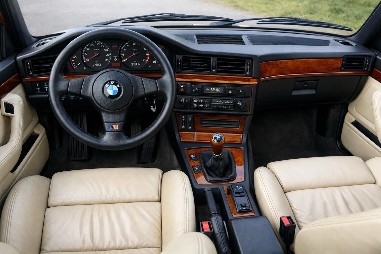 découvrez comment une bmw série 5 vintage, vieille de presque 40 ans, a atteint un prix spectaculaire de près de 170 000 € lors d'une vente aux enchères exceptionnelle.