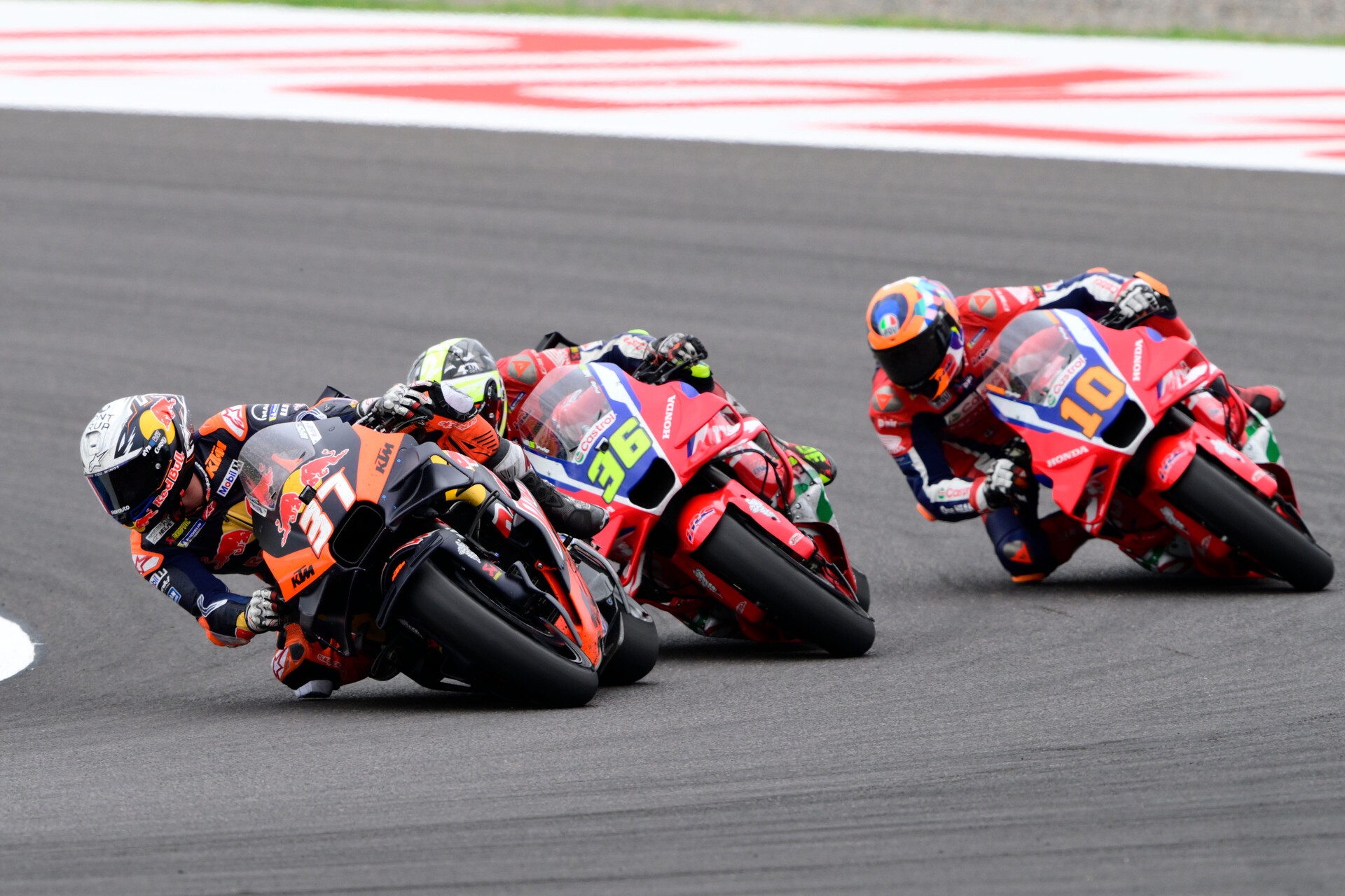 découvrez comment l'arrivée d'acosta chez ducati pourrait influencer l'avenir de marc márquez dans le monde de la motogp.