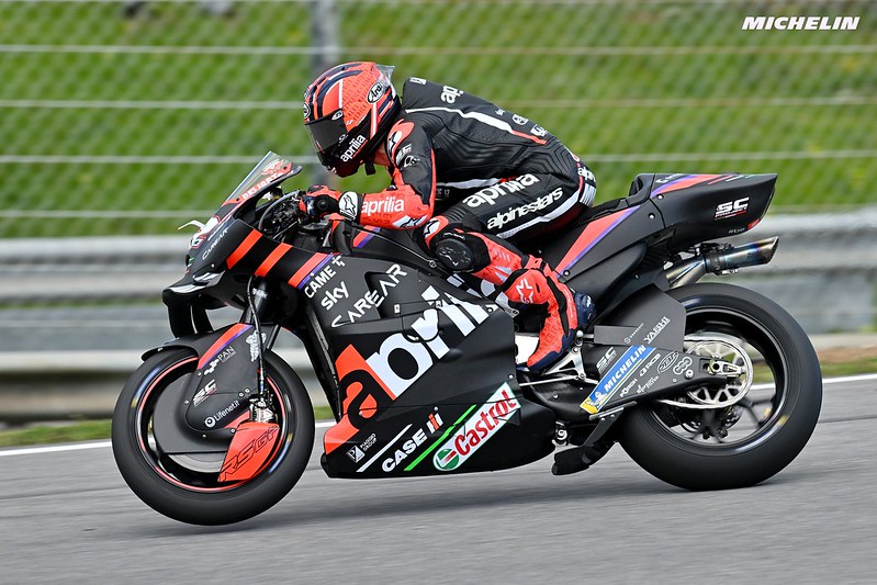 découvrez comment aprilia lance ses essais motogp avec un moteur 850cc, une nouvelle étape innovante dans la compétition de sports mécaniques.