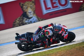 découvrez comment álex a pris le dessus sur bezzecchi dans ce duel palpitant.