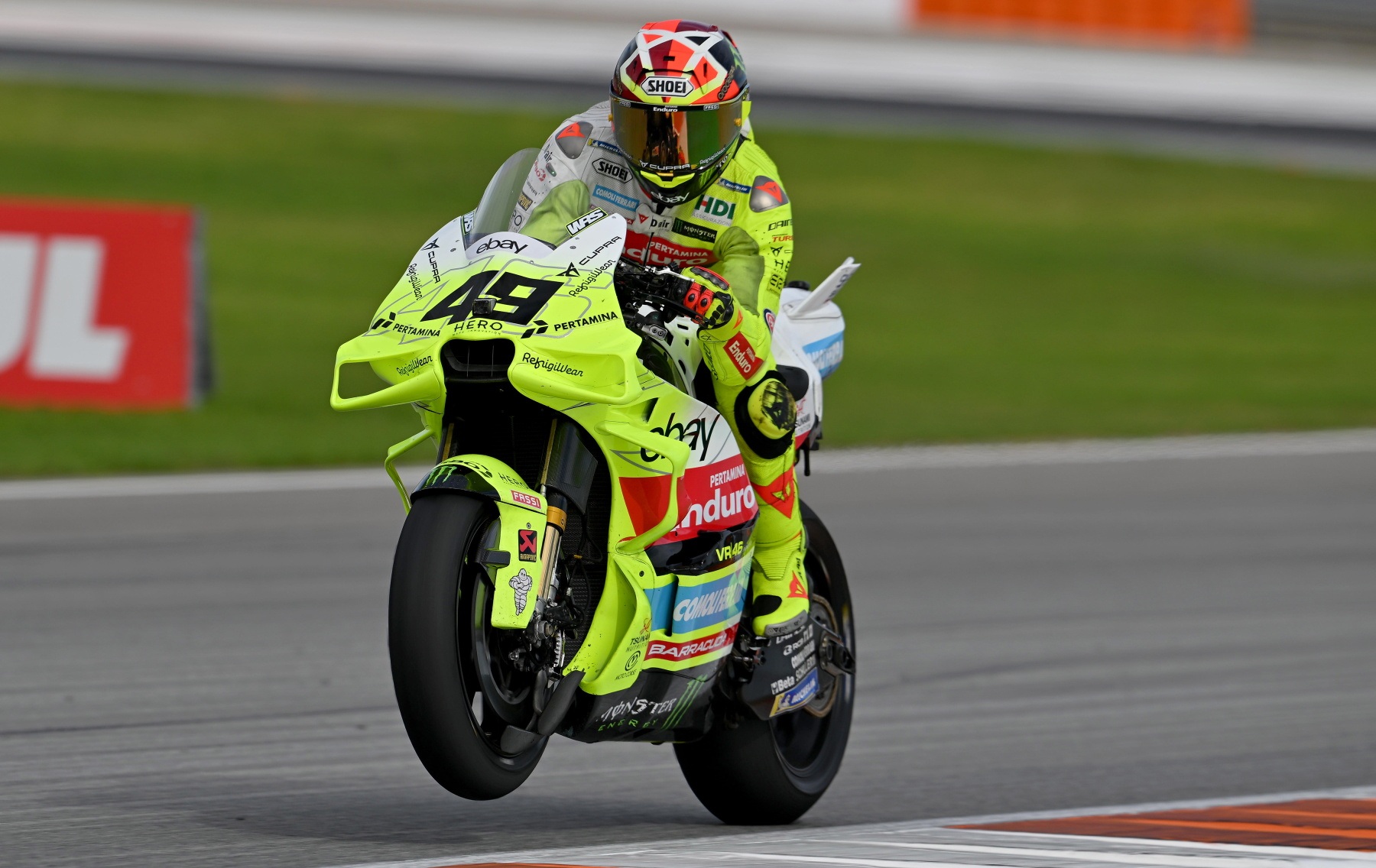 découvrez le duel intense entre di giannantonio et morbidelli et analysez qui sera le choix du champion vr46 dans cette confrontation passionnante.