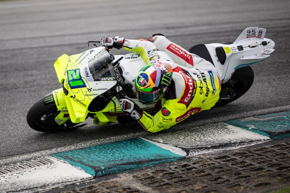 découvrez l'affrontement captivant entre di giannantonio et morbidelli et explorez quel pilote mérite le titre de champion vr46 dans cette analyse exclusive.