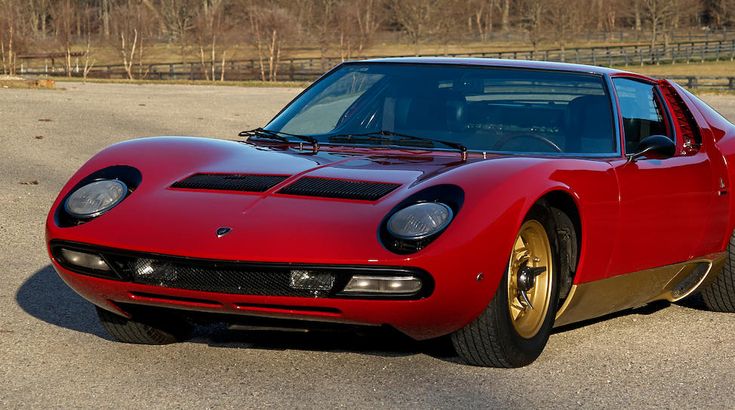 découvrez la lamborghini miura sv 1972 entièrement restaurée, un chef-d'œuvre de l'automobile classique alliant design iconique et performance exceptionnelle.