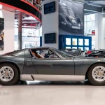 découvrez la lamborghini miura sv 1972 restaurée, un chef-d'œuvre automobile alliant design légendaire et performance d'exception, entièrement remise à neuf pour les passionnés de voitures classiques.