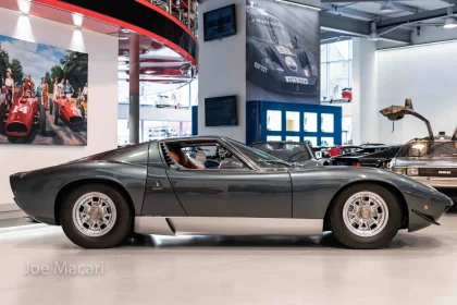découvrez la lamborghini miura sv 1972 restaurée, un chef-d'œuvre automobile alliant design légendaire et performance d'exception, entièrement remise à neuf pour les passionnés de voitures classiques.