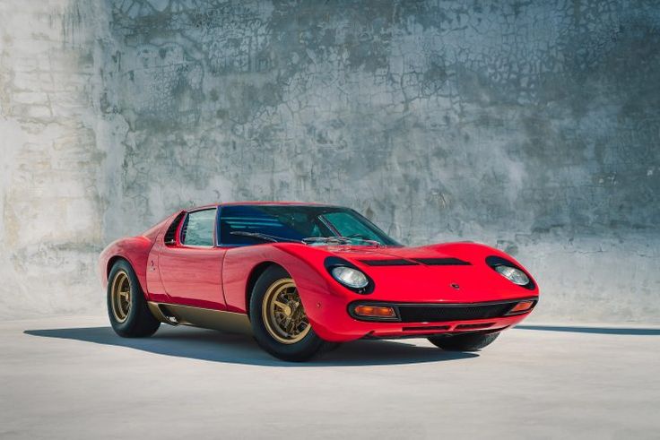 découvrez la lamborghini miura sv 1972 restaurée, une icône automobile restaurée avec soin, alliant design classique et performance légendaire.