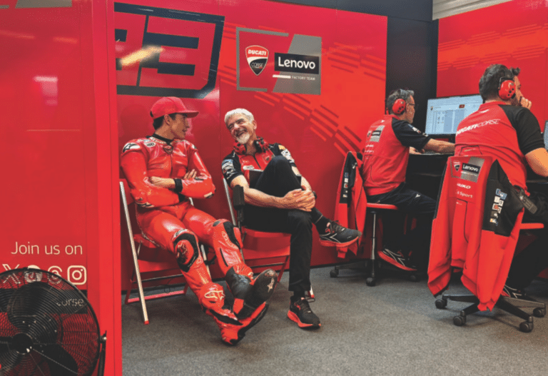 découvrez comment márquez observe des progrès significatifs sur ducati, améliorant ses performances en compétition.