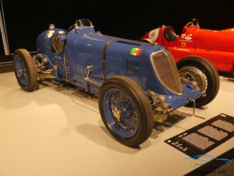 découvrez comment maserati célèbre 100 ans d'élégance et de performance, une décennie d'innovations et de style intemporel dans l'automobile de luxe.