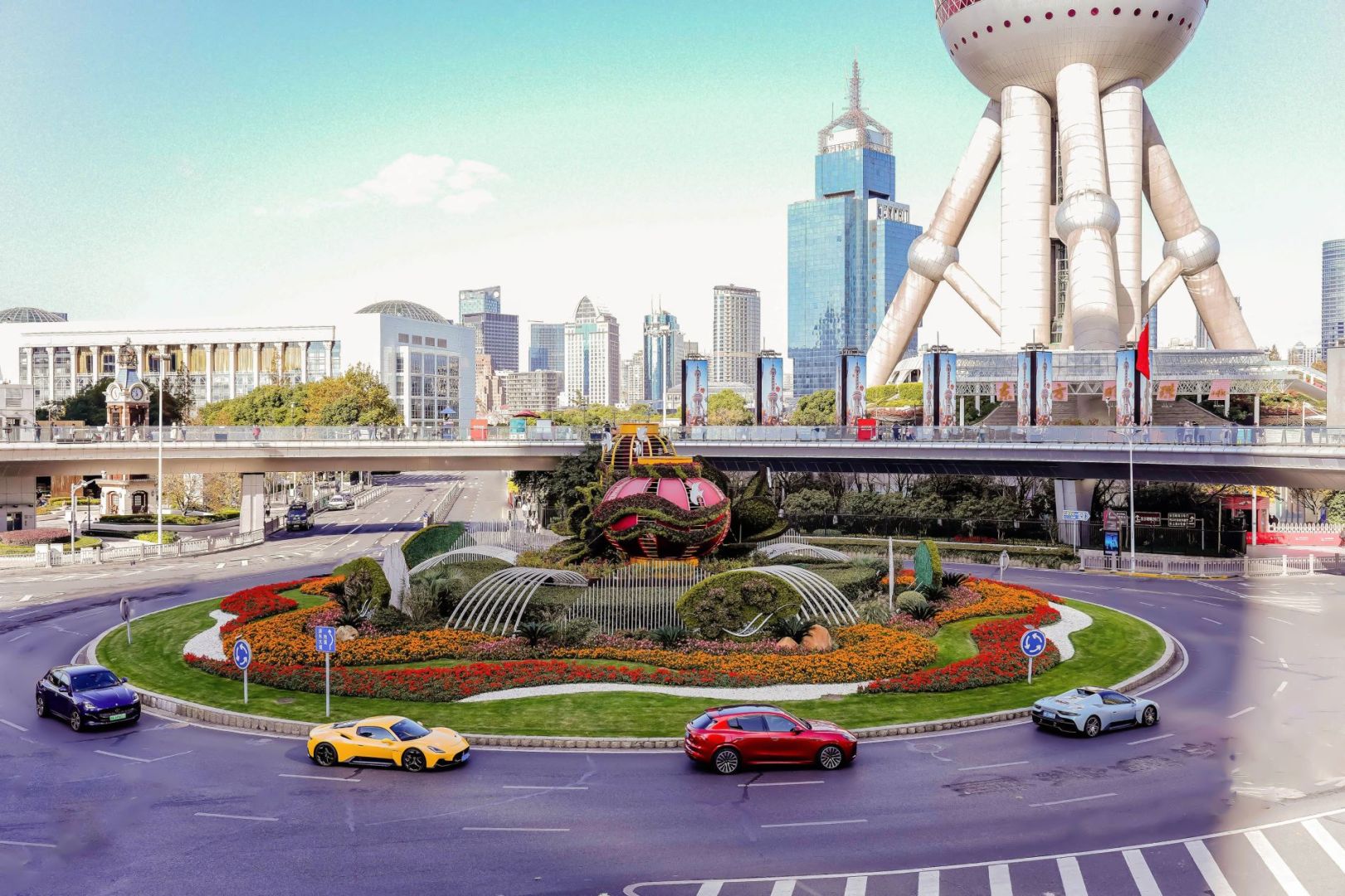 maserati célèbre 100 ans d'élégance avec une histoire riche d'innovation, de performance et de design italien emblématique.