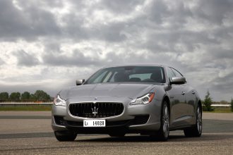 découvrez l'histoire fascinante de maserati, célébrant 100 ans d'élégance, d'innovation et de performance automobile exceptionnelle.