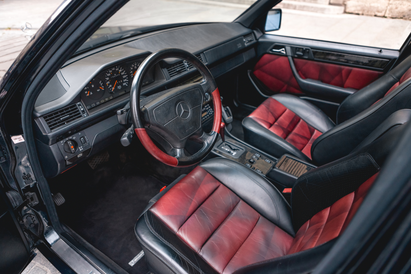 découvrez la mercedes e 500 limited, le nouveau modèle exposé au musée, alliant élégance et performance exclusives.
