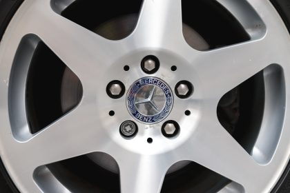 découvrez la mercedes e 500 limited, un nouveau modèle d'exception exposé au musée, alliant luxe et performance historique.