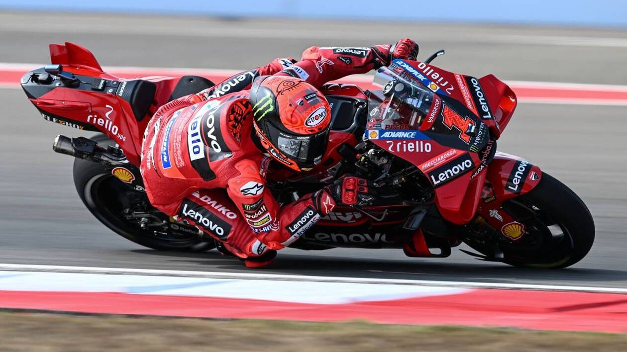 découvrez les raisons du retard dans la signature des contrats des constructeurs en motogp et les impacts sur la saison à venir.