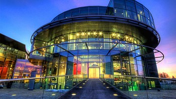 découvrez le musée audi d'ingolstadt, un véritable temple des icônes du design automobile, où innovation et élégance se rencontrent pour fasciner les passionnés.