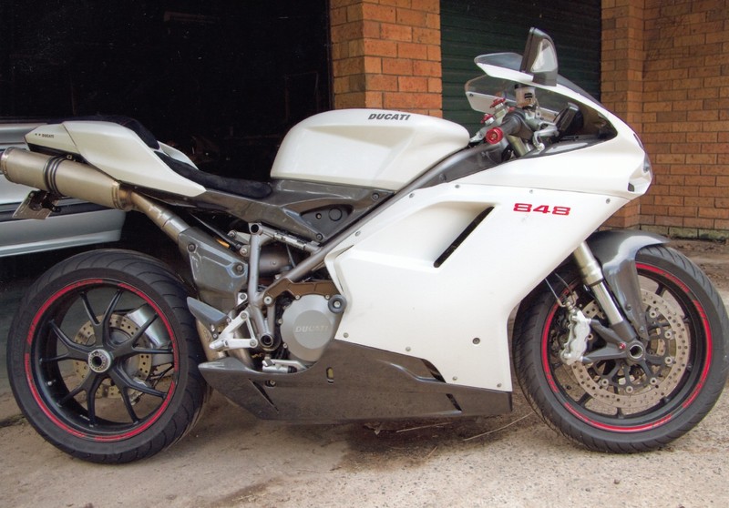 découvrez les premiers tours impressionnants de la ducati 850cc, alliant performance et ressentis positifs pour les passionnés de motos.