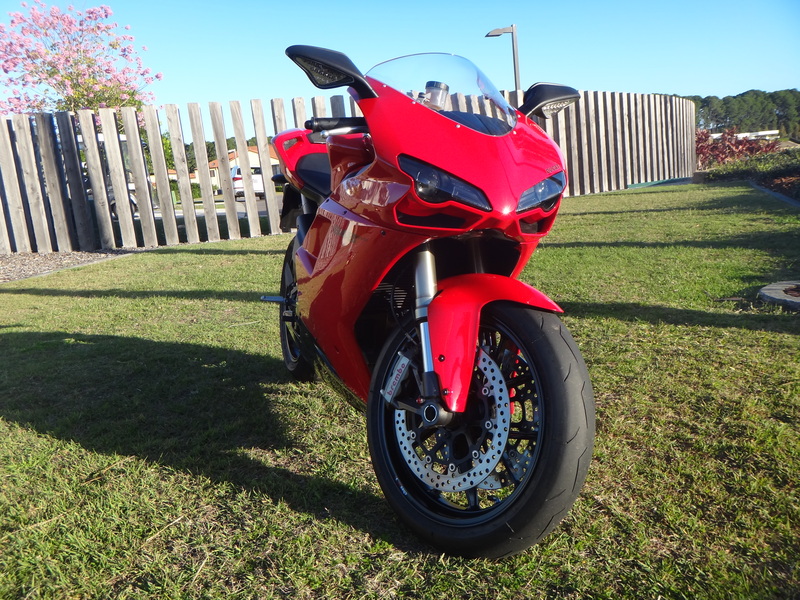 découvrez les premiers tours de la ducati 850cc et laissez-vous séduire par une impression positive de cette moto emblématique alliant puissance et maniabilité.