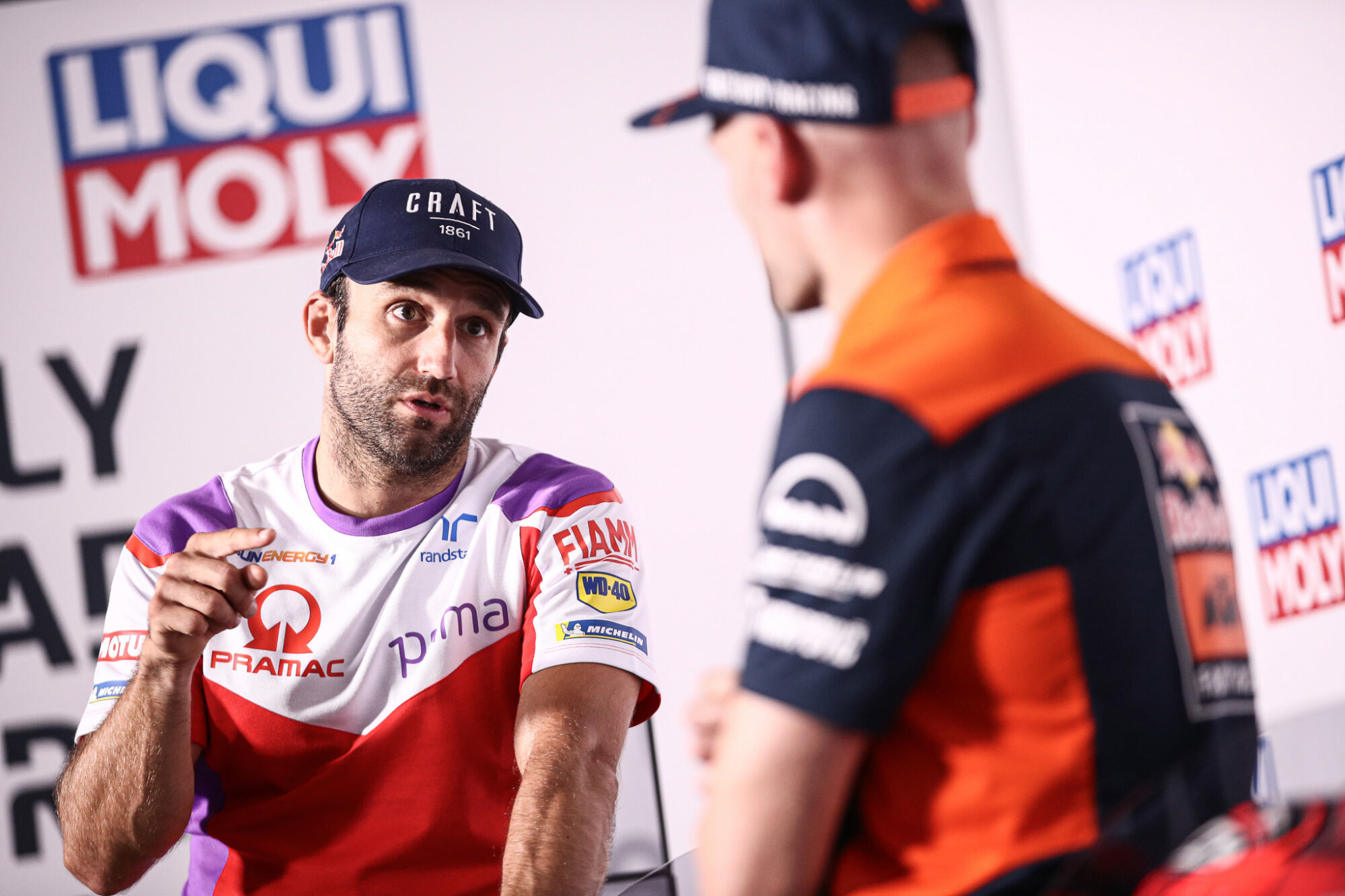 johann zarco exprime son admiration pour le style de freinage impressionnant de maverick viñales, soulignant sa maîtrise et son audace sur la piste.