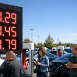 découvrez pourquoi le prix des superchargeurs tesla augmente fortement en journée et quelles conséquences cela pourrait avoir sur la recharge électrique et son adoption.