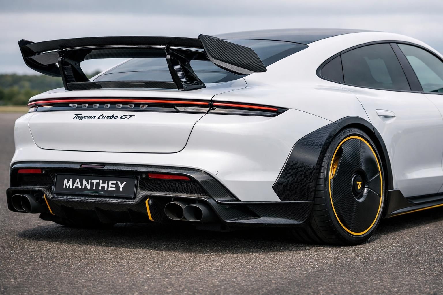 découvrez comment la porsche taycan turbo gt manthey pulvérise le record du nürburgring dans cette vidéo exclusive, laissant toute la concurrence à des kilomètres derrière.