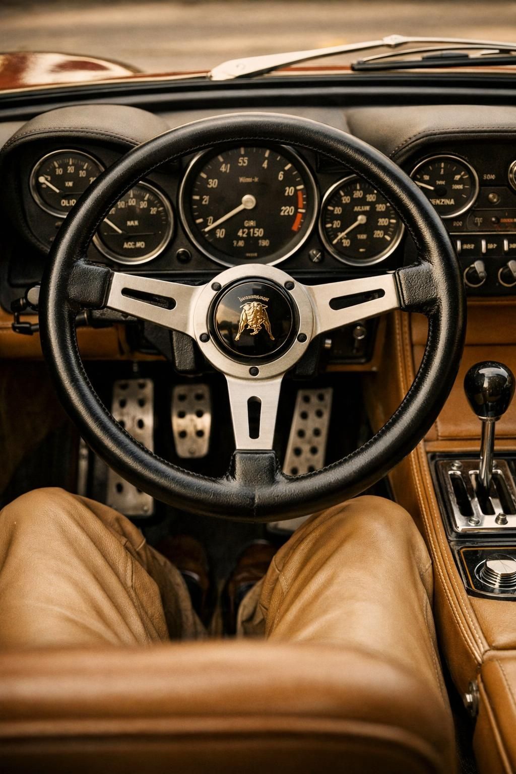 Lamborghini Miura SV : Prendre le volant d'une légende à 2,8 millions d'euros découvrez la lamborghini miura sv, une icône automobile d'exception. prenez le volant de cette légende au prix de 2,8 millions d'euros et vivez une expérience de conduite unique.
