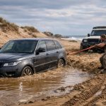 un sauvetage qui tourne mal : découvrez comment un conducteur a fini par noyer son range rover en tentant de secourir un utilitaire coincé dans le sable.