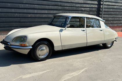 découvrez la citroën 2cv cocorico 1986, l'icône tricolore qui incarne le charme et l'élégance à la française. un classique intemporel célébrant le patrimoine automobile français.