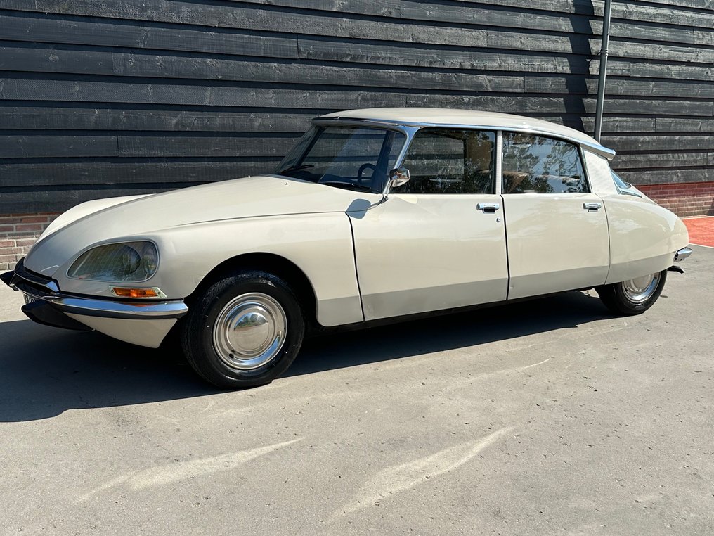 découvrez la citroën 2cv cocorico 1986, l'icône tricolore qui incarne le charme et l'élégance à la française. un classique intemporel célébrant le patrimoine automobile français.