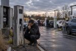 alors que les voitures électriques gagnent du terrain, un pionnier français des bornes de recharge vacille. découvrez les raisons de ses difficultés.