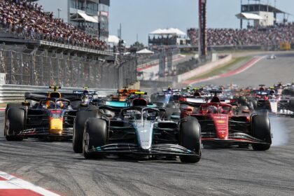 revivez en vidéo le départ du gp des états-unis 2026 : antonelli prend les commandes, tandis que red bull et ferrari se livrent déjà un duel serré.